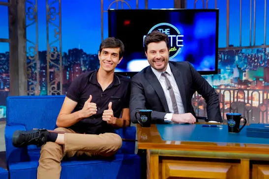 Vitor Santos como convidado no programa de TV The Noite.