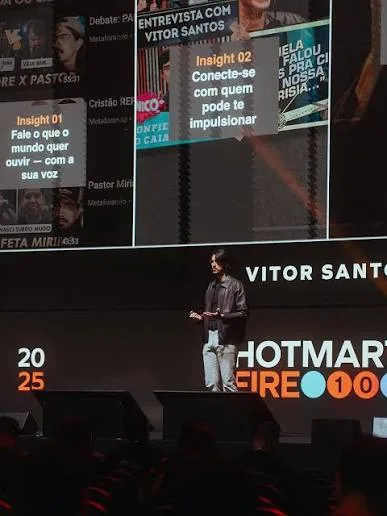 Vitor Santos palestrando no palco do Hotmart Fire 2025.